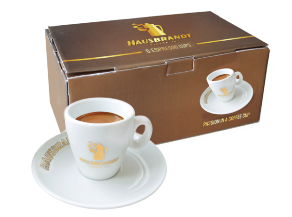 Hausbrandt espreso šoljice za kafu. Porcelanska šoljica debelog dna i zidova koja zadržava toplotu espresa i njegove karakteristike do konzumacije. Bele šoljice odišu elegancijom i ističu braon tonove kafe.