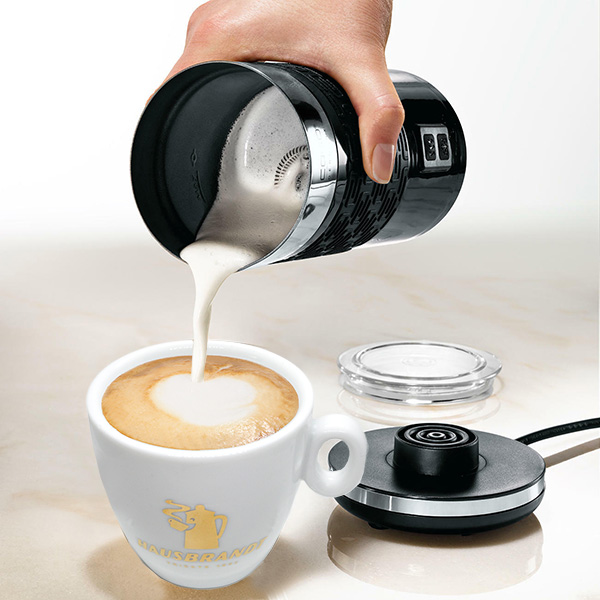 Aparat za prirpemu pene od mleka za kapućino. Savršena cappuccino crema. Napravite macchiato od espreso kafe uz dodatak tačke mlečne kreme.